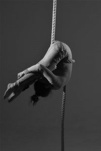 Loretta-Hope-model-Birmingham-aerial-shoot-rope-corde-lisse-blackand-white-photography-West-Midlands-actress-voice-over-artist-performer-pike-flexibility-fashion-dance-photographer